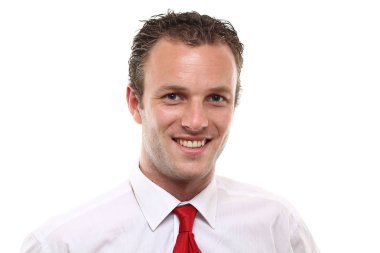 Beyaz genç adam gülümsüyor