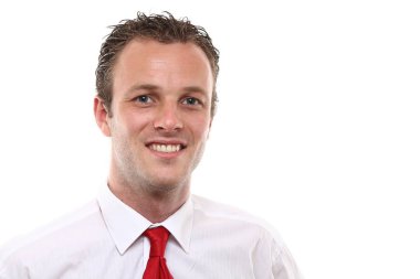 Beyaz genç adam gülümsüyor