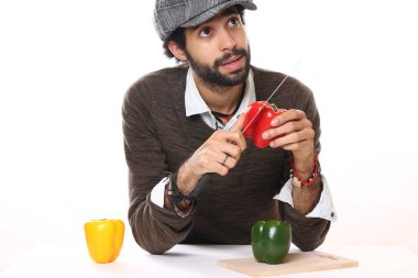 Siyah adam bir biber kesme