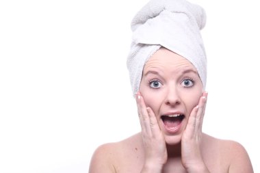 Genç sarışın kız başında havlu ile