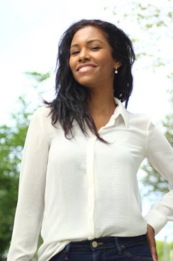 Açık havada gülümseyen güzel Afro-Amerikan kadın