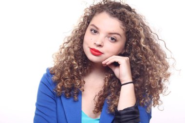 Güzel beyaz kadın ciddi