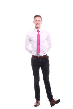 Beyaz genç adam gülümsüyor