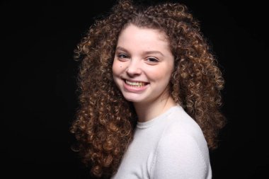 Güzel beyaz kız gülümsüyor