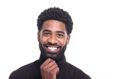 Beyaz arka plan üzerinde mutlu siyah adam