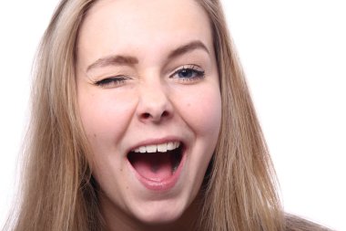 Güzel genç kız göz kırpıyor ve gülümseyen