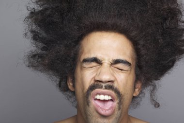 Poz memnun siyah adam