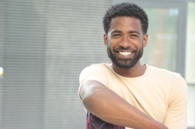 Siyah adam bankta oturan gülümseyen