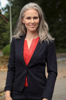 Yeşil park poz işkadını