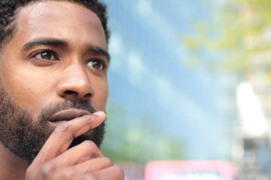 Siyah adam açık havada düşünme