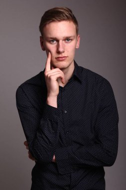 Genç beyaz adam ciddi