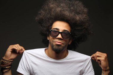 Poz bardaklarda mutlu siyah adam