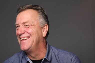 Yaşlı beyaz adam gülümsüyor