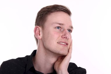 Beyaz genç adam hakkında bir şey düşünüyor