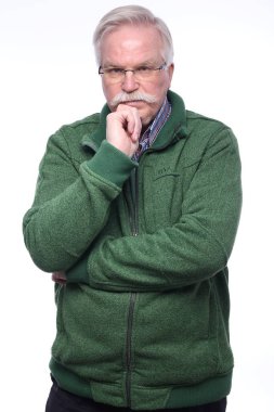 Yaşlı beyaz adam düşünüyor