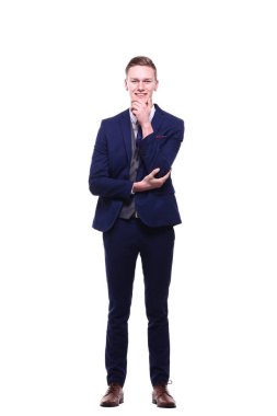 Beyaz genç adam gülümsüyor