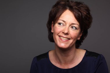 Gülümseyen mutlu yetişkin kadın