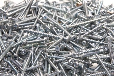 Demir çiviler beyaz arka planda yakın