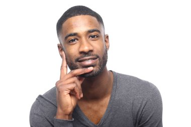 Siyah adam poz gülümseyen