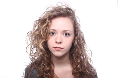 Güzel beyaz kız gülümsüyor