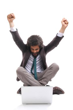 Siyah işadamı bir dizüstü bilgisayar kullanarak