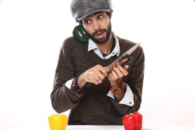 Siyah adam bir biber kesme