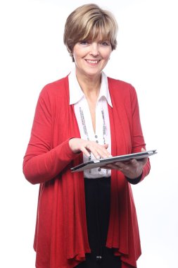 Eski beyaz kadın tablet Pc kullanma