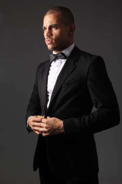 Siyah genç adam poz