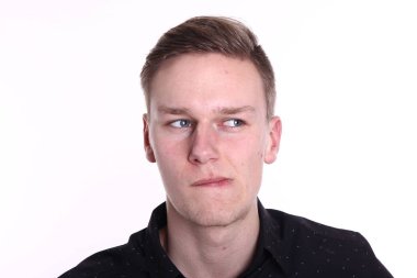 Beyaz genç adam hakkında bir şey düşünüyor