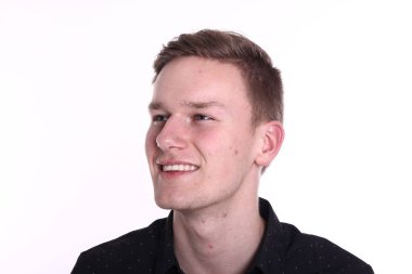 Beyaz genç adam gülümsüyor