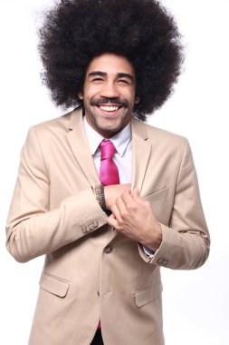 Takım elbise içinde mutlu siyah adam