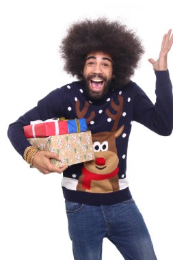 Hediye kutuları ile mutlu siyah adam