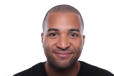 Mutlu siyah adam poz