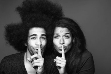 Güzel mutlu sevgi dolu çift siyah ve beyaz ses tonuyla