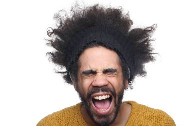 Beyaz arka planda siyah adam çığlık