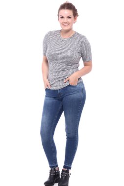 sarışın beyaz arka plan üzerinde gülümseyen