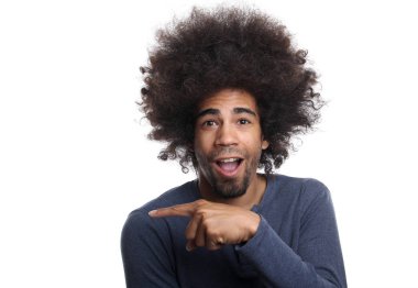 Siyah adam beyaz arka planda bir şey için işaret