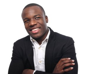 Siyah adam poz gülümseyen