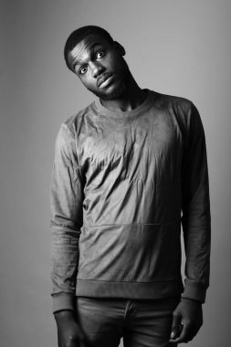 Siyah ve beyaz sesi Afrika adam