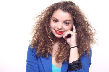 Güzel beyaz kız gülümsüyor