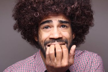 Siyah adam poz korkuyorsun