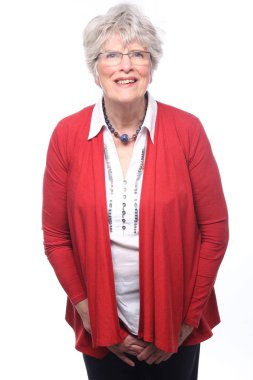 Eski beyaz kadın gülümsüyor