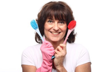 Temizleyici temizlik için fırçalar tutan kadın