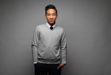 Asya genç adam gülümsüyor