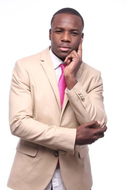 Beyaz arka plan üzerinde düşünme siyah iş adamı