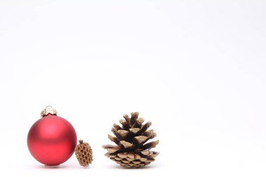 Beyaz arkaplanda Noel süslemesi