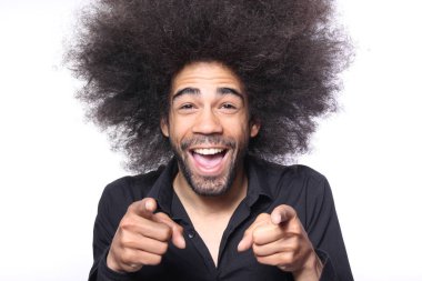 Siyah adam kameraya işaret