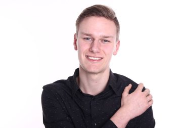 Beyaz genç adam gülümsüyor