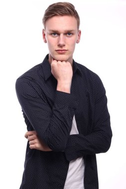 Genç beyaz adam ciddi