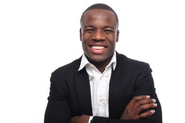 Siyah adam poz gülümseyen